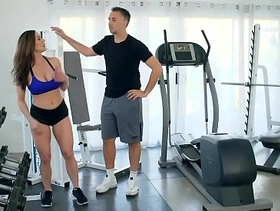 Milf gym workout on the big dick of her personal trainer