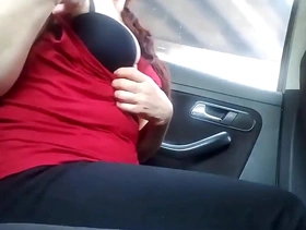 Provocative and hot, she wanted to warm up the uber driver to invite him to the hotel