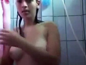 Novinha se exibindo no banho