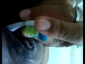 Madura dominicana fea se mete cepillo en el ba�o