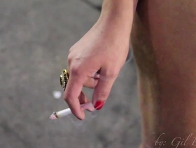 Alessandra fumando seu cigarro